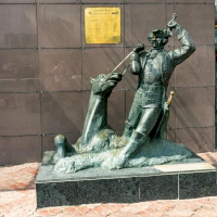 Памятник Барону Мюнхгаузену на Ярцевской - фото