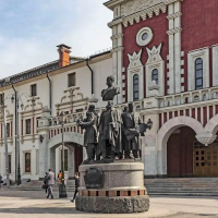 Памятник создателям Российских железных дорог - фото