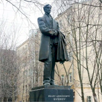 Памятник Бунину на Поварской улице - фото