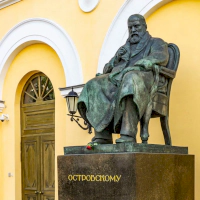 Памятник Островскому на Театральной площади - фото